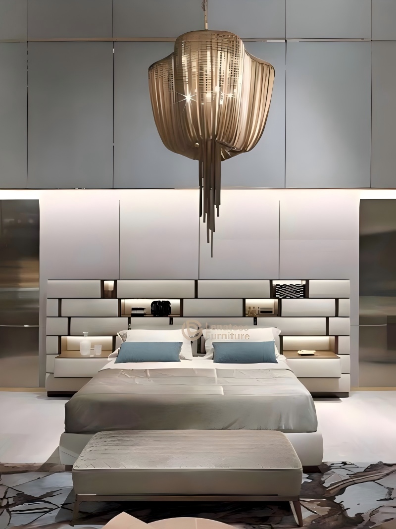 বিলাসিতা কারুকার্য পূরণ করে — মার্জিত ধাতব উচ্চারণ সহ আমাদের নতুন স্টেটমেন্ট বিছানা। ✨